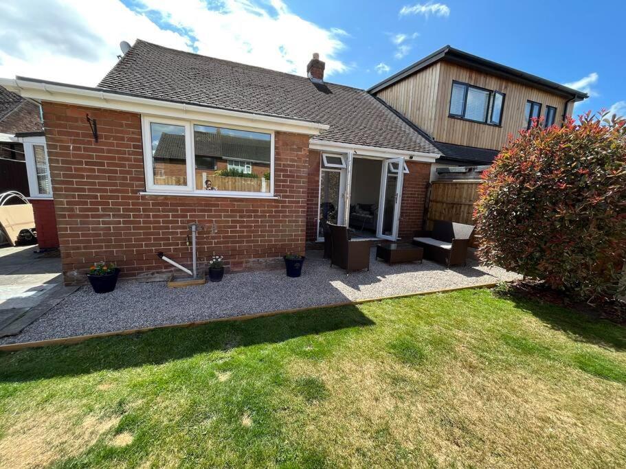 Idyllic Bungalow, Ideal Location In West Lancashire Burscough Dış mekan fotoğraf